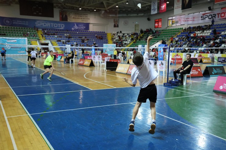 turkiye-badminton-federasyonunun-rizede-duzenledigi-13-yas-alti-turkiye-badminton-sampiyonasi-basladi-2.jpg