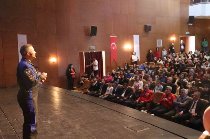 İlk Türk Astronot Alper Gezeravcı Öğrencilerle Buluştu