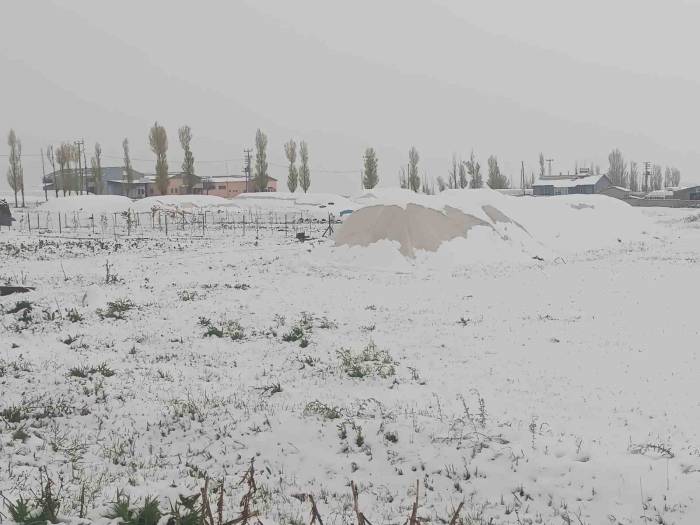 Özalp Mayıs Ayında Kışı Yaşadı