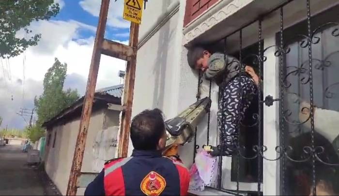 Pencereye Sıkışan Çocuk İtfaiye Ekiplerince Kurtarıldı
