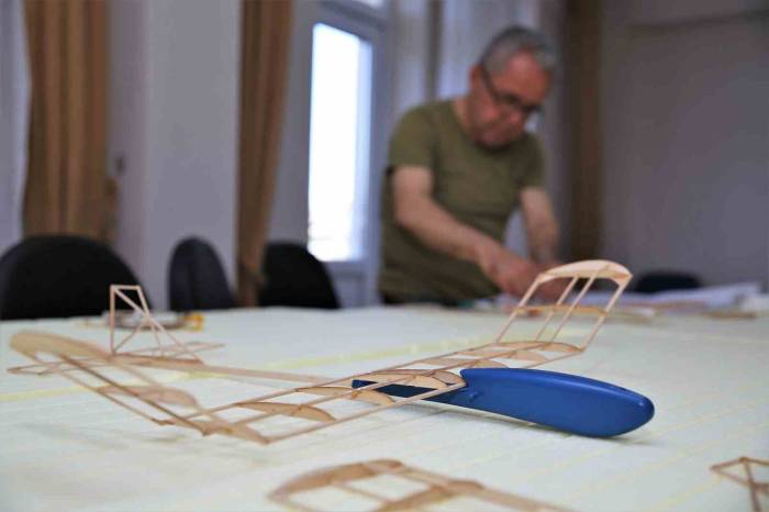 Keçiören’de Huzurevi Sakinleri Model Uçak Yapımı Eğitimi Aldı