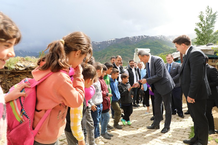 bitlis-valisi-erol-karaomeroglu-ve-esi-filiz-karaomeroglu-sehit-aileleri-ile-gazileri-ziyaret-etti-4.jpg