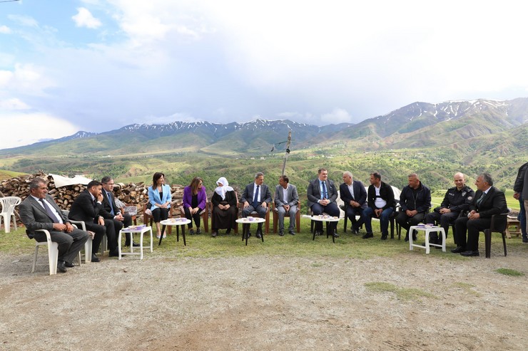 bitlis-valisi-erol-karaomeroglu-ve-esi-filiz-karaomeroglu-sehit-aileleri-ile-gazileri-ziyaret-etti-5.jpg