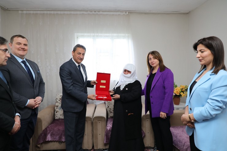 bitlis-valisi-erol-karaomeroglu-ve-esi-filiz-karaomeroglu-sehit-aileleri-ile-gazileri-ziyaret-etti-6.jpg
