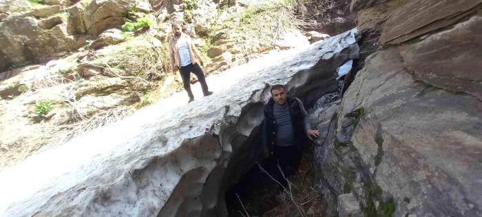 Bitlis’in Kar Tünelleri Buzdan Mağaraları Andırıyor