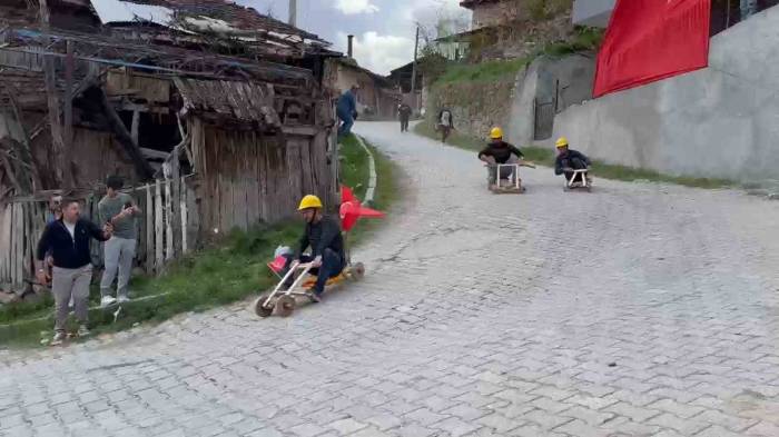 Yaptıkları Tahta Arabalarla Yarış Düzenleyip Çocukluk Eğlencelerini Geleneksel Hale Getiriyorlar