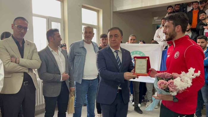 Milli Boksör Erdemir, Okulunda Sevgiyle Karşılandı