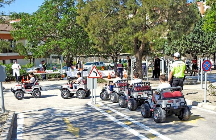 Çeşmeli Çocuklar Uygulamalı Trafik Eğitimi Aldı