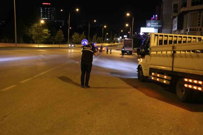 Otomobile Çarpan Motosiklette Bulunan İki Genç Hayatını Kaybetti: Araçtaki Yolcu Kaza Anını Şans Eseri Kayda Aldı