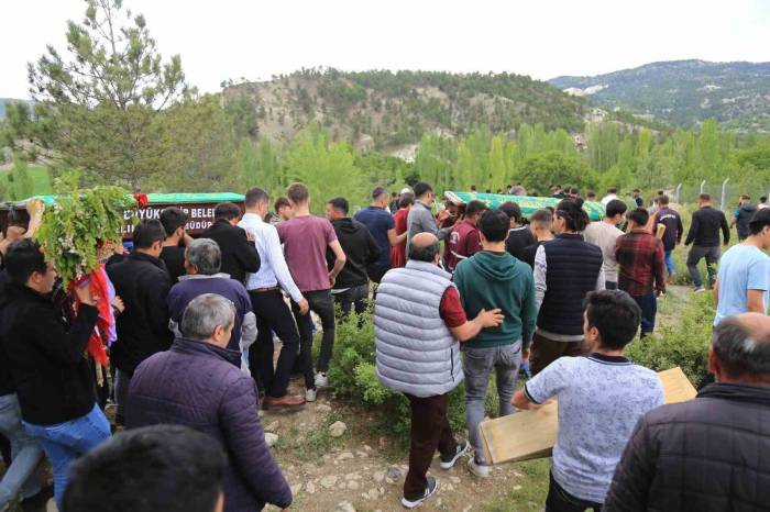 Motosiklet Kazasında Hayatını Kaybeden İki Genç Yan Yana Toprağa Verildi