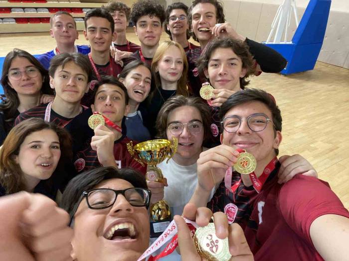 Eskişehir Fatih Fen Lisesi ‘Erkek Voleybol’ Da Şampiyon