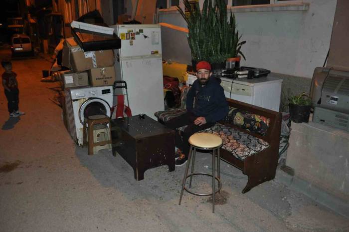 Tahliye Kararıyla Evden Atılan Çolak Ailesi 2 Gündür Sokakta Yaşıyor