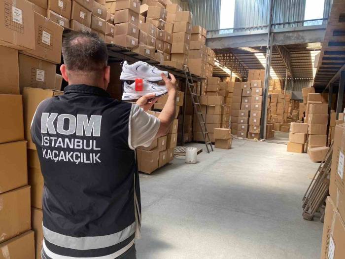 İstanbul’da ‘Kaçak Ve Taklit Ayakkabı’ Operasyonu: Binlerce Çift Ayakkabı Ele Geçirildi