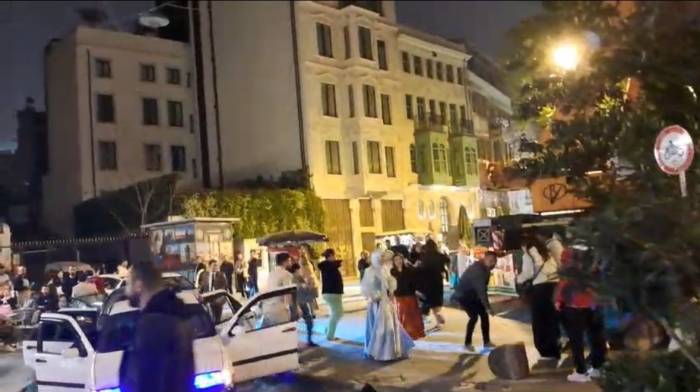 Galata’da “Pes” Dedirten Nişan Kutlaması: Hastane Yolunu Kesip “Erik Dalı” Oynadılar