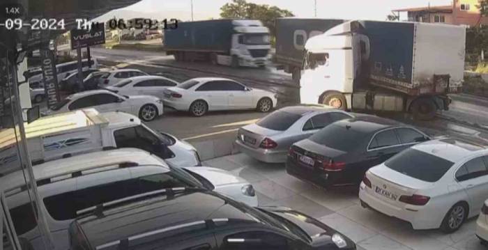 Tır Şoförünün Ustalığı Faciayı Önledi: O Anlar Kamerada