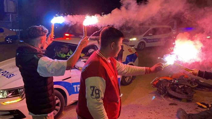 Kaza İhbarında Bulundukları Polislere Sürpriz Yaptılar