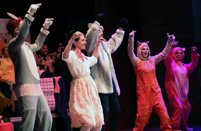 Menteşe Belediye Tiyatrosu Kapalı Gişe Oynuyor