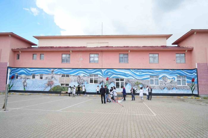 Muşlu Öğrenciler Okullarının Duvarlarını Sanat Eserine Dönüştürdüler