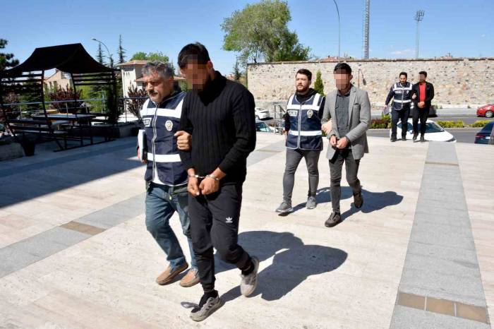 Sahte Polisleri, Gerçek Polisler Yakaladı