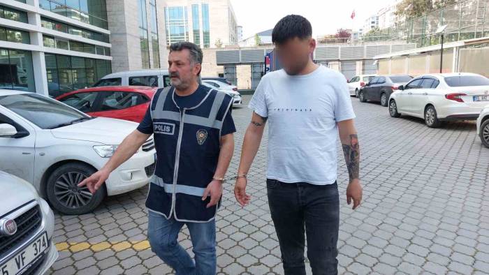 Annesine Bıçak Çeken Genç Tutuklandı