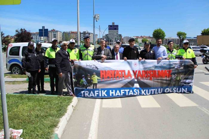 Protokolden Sürücülere Broşür: "Hayatla Yarışılmaz"