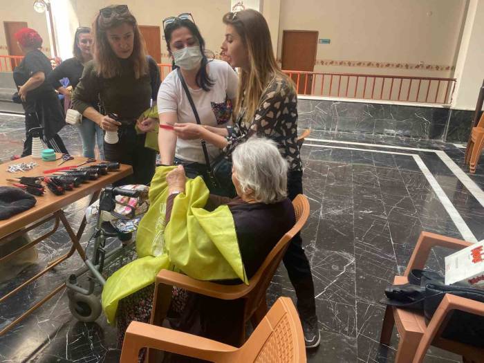 Talaslı Kursiyerlerden Huzurevine ‘Anneler Günü’ Ziyareti