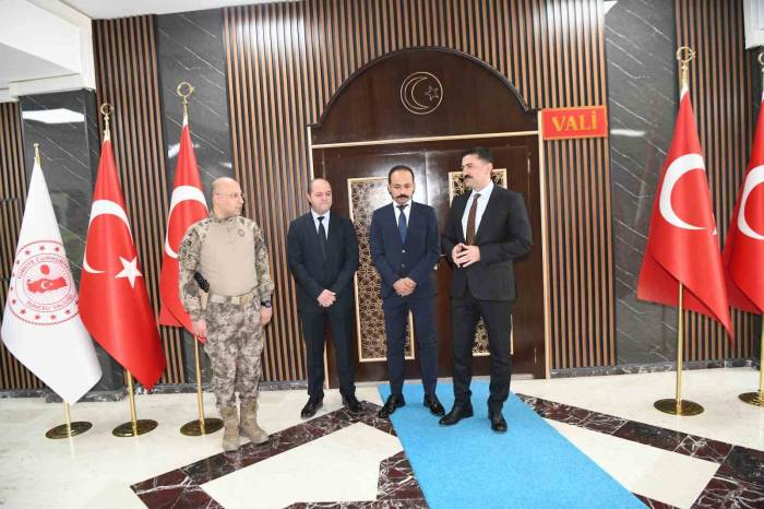 Misafirlikteyken Yan Komşuyu Hayata Bağlayan Polislere Takdir Belgesi Verildi