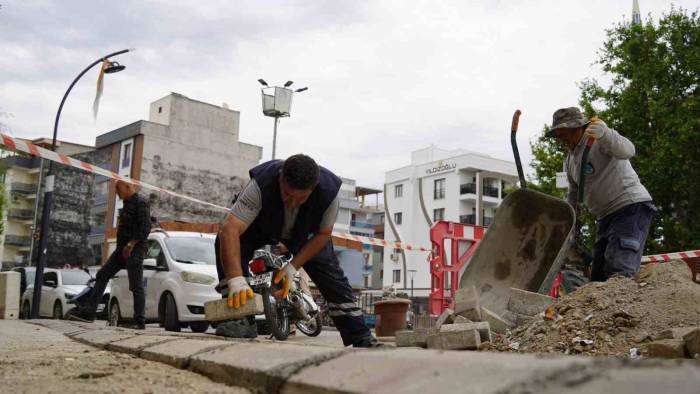 Yunusemre Bozulan Kaldırımları Onarıyor