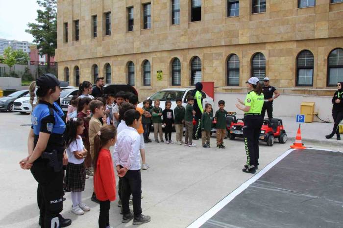 Öğrenci Trafik Polisi Oldu, Yayalara Yol Vermeyen Sürücüye Ceza Kesti