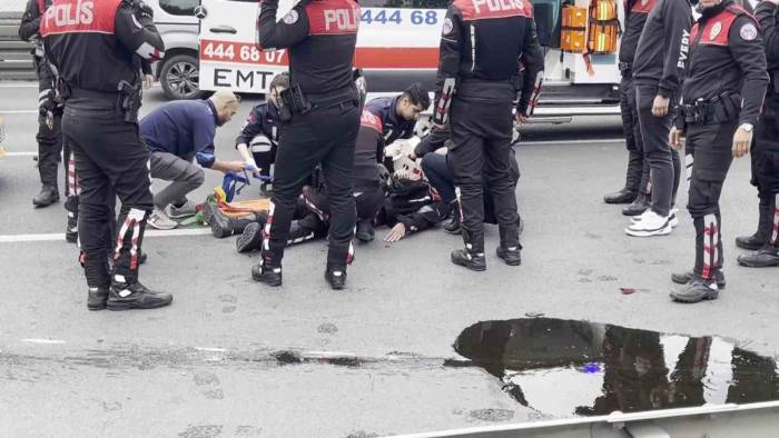 E-5 Karayolunda Motosikletli Polis İle Ticari Taksi Çarpıştı: 2 Polis Yaralandı