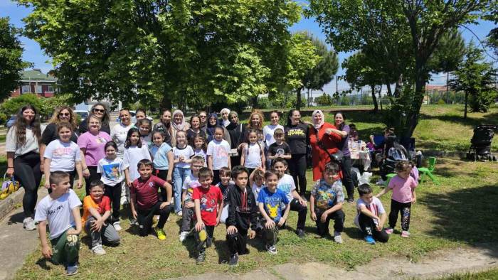 Öğrenciler, ’anneler Günü Pikniği’ Etkinliğinde Bir Araya Geldi