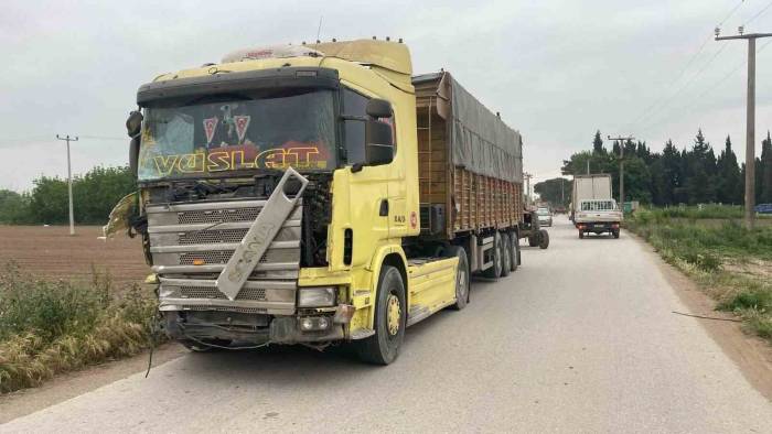 Servis Aracı İle Tır Çarpıştı: 3 Yaralı