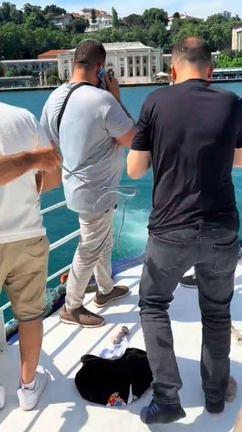 Denize Düşen Papağanı Kurtarmak İçin Seferber Oldular