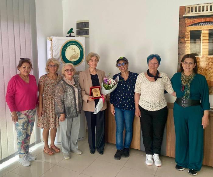 Türk Anneler Derneği Çeşme Şubesi’nden Şehit Annesine Plaket