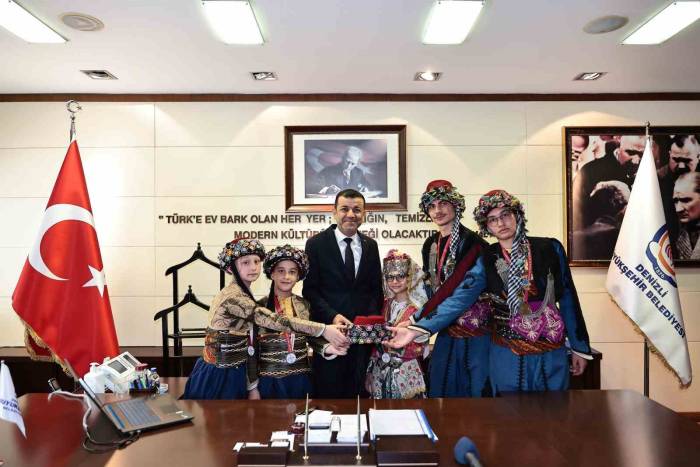 Başkan Çavuşoğlu’na Halk Oyunları Şampiyonlarını Ağırladı