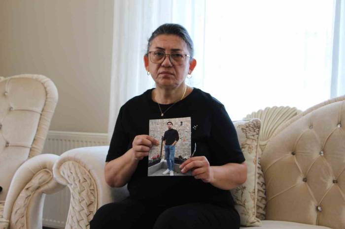Evladından Depremden Bu Yana Haber Alamayan Anne: “Batuhan Olsaydı Gelirdi, Öperdi Hediyesini Verirdi”