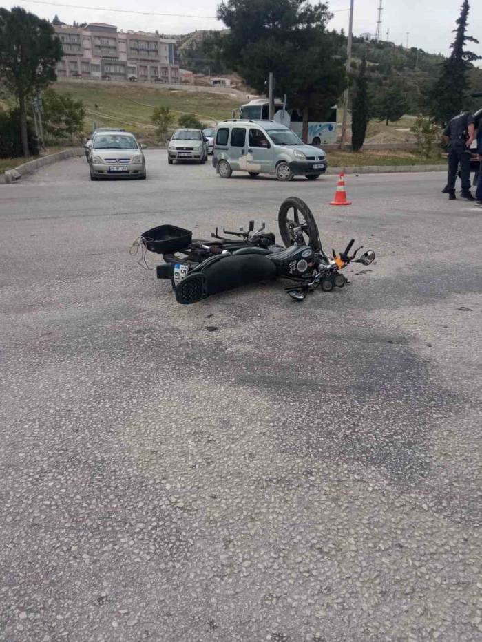 Burdur’da Seyir Halindeki Motosiklet Kavşağa Kontrolsüz Giren Otomobile Çarptı, 2 Yaralı
