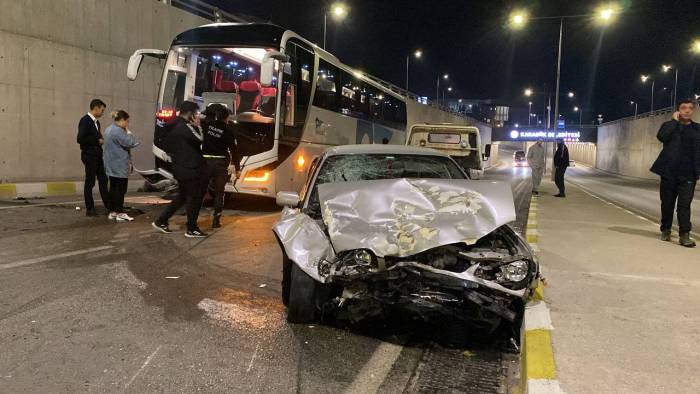 Otomobil Karşı Şeride Geçip Yolcu Otobüsü İle Çarpıştı: 2 Yaralı