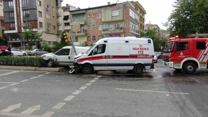 Kartal’da Ambulans İle Hafif Ticari Araç Çarpıştı: 4 Yaralı