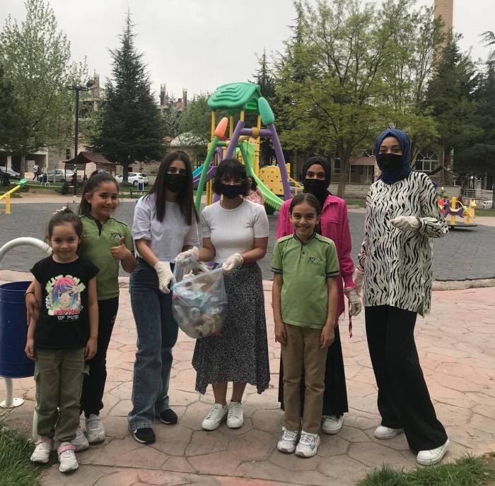 Öğrenciler Hem Fidan Dikti, Hem De Çevreyi Temizledi