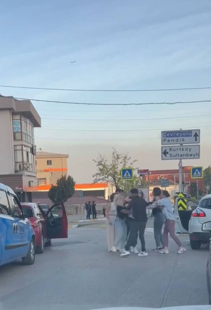 Pendik’te Kadın Sürücüler Kavga Etti, Tekmeler Havada Uçuştu