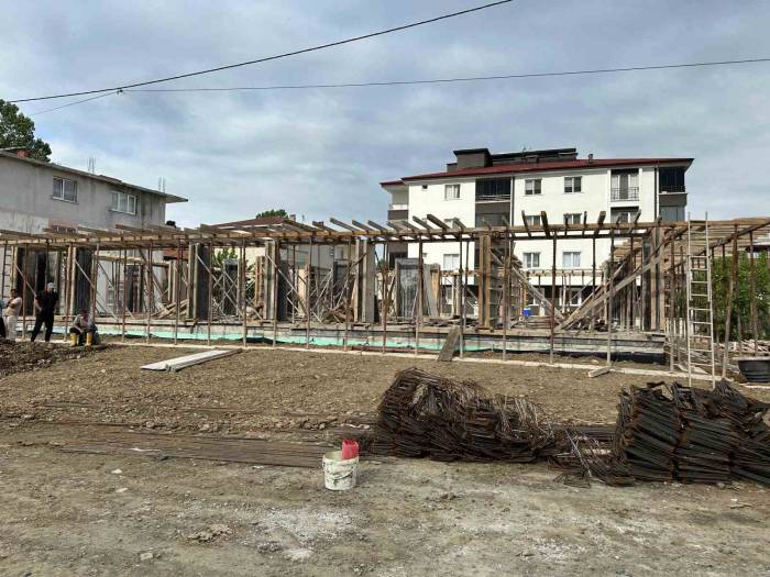 İnşaattan Düşen İşçinin Ayağı Kırıldı