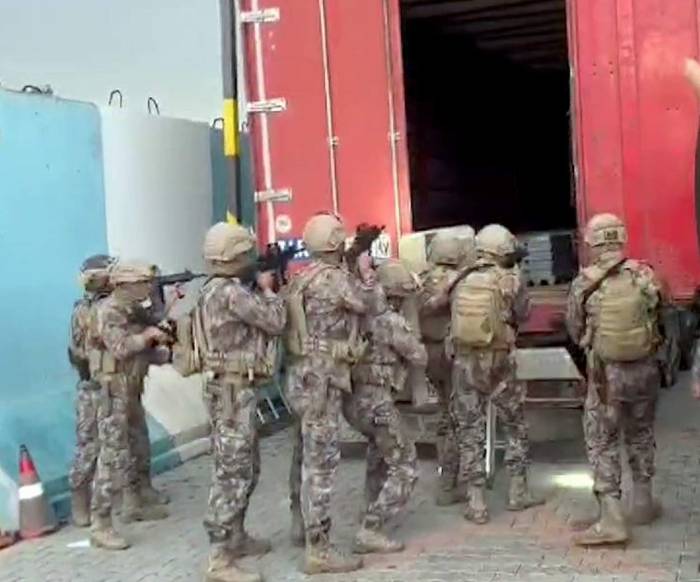 Siirt’te 17 Düzensiz Göçmen Ve Göçmenleri Taşıyan Araçta Uyuşturucu Ele Geçirildi