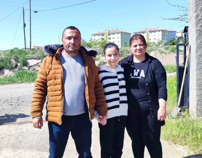 Kızına Ve Kendisine Saldıran 4 Köpeği Vurarak Telef Etti