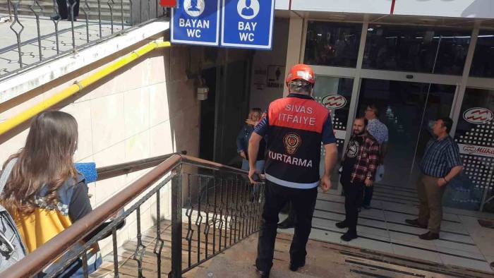 Ayağı Kayıp Kafasını Çarpan Yaşlı Adam Hayatını Kaybetti