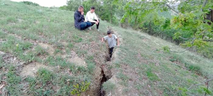 Tokat’ta Deprem Sonrası İnsan Boyunda Çatlaklar Oluştu