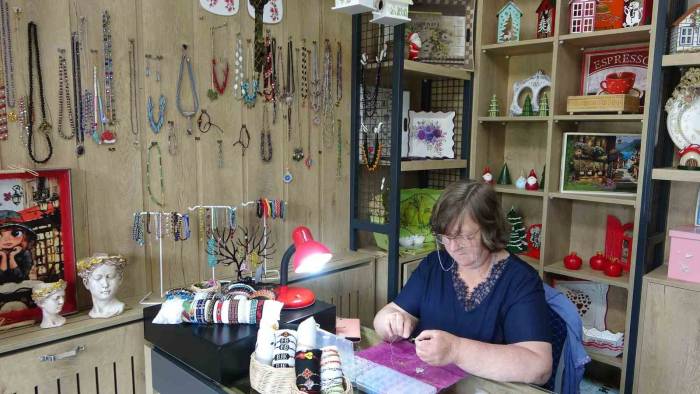 Türkiye’de Yaşayan Alman Vatandaş, ‘Aile Ortamı Gibi’ Dediği Pendik Halk Eğitimi Merkezi’nde Ele Emeği Ürünler Üretiyor