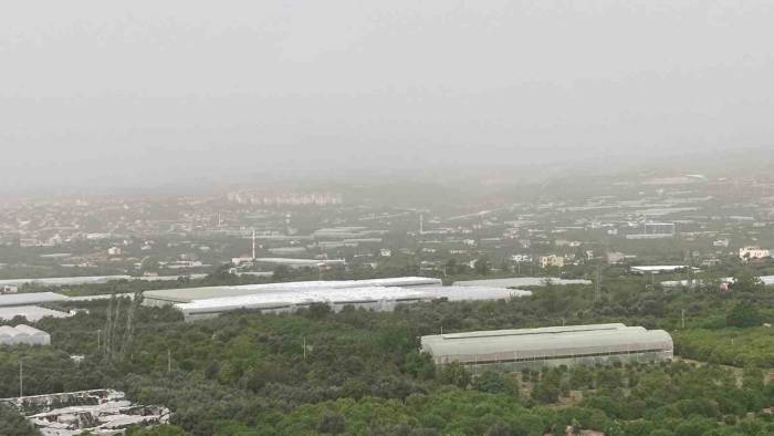 Mersin’i Toz Bulutu Kapladı, Araçlar Çamura Bulandı