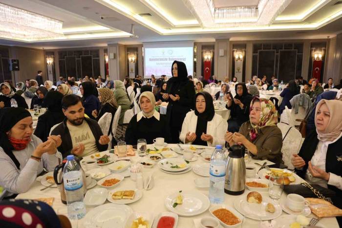 Fatma Betül Sayan Kaya, Depremde Çocuklarını Kaybetmiş Annelerle Bir Araya Geldi