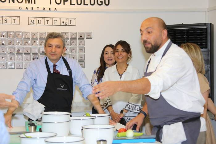 Antalya Protokolü ’anneler Günü’ İçin Menemen Yarışmasında Hünerlerini Sergiledi